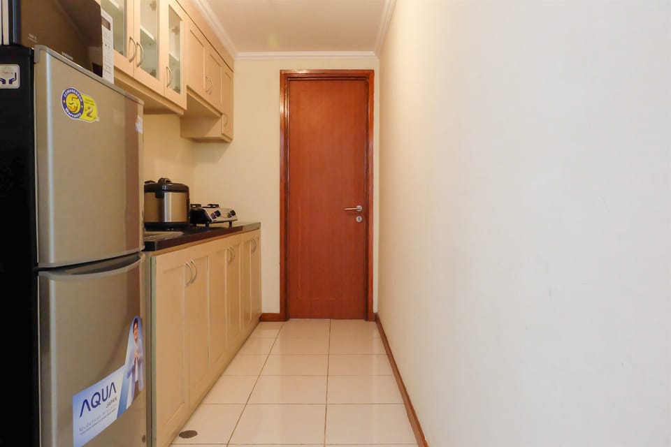 Room | Private kitchenette | Fridge, stovetop, cookware/dishes/utensils