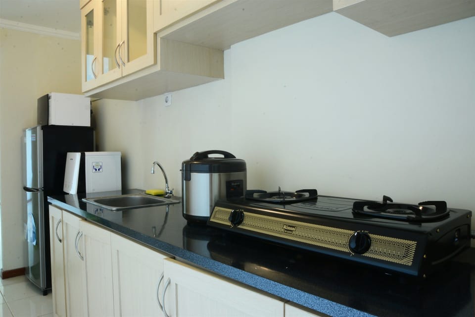 Room | Private kitchenette | Fridge, stovetop, cookware/dishes/utensils