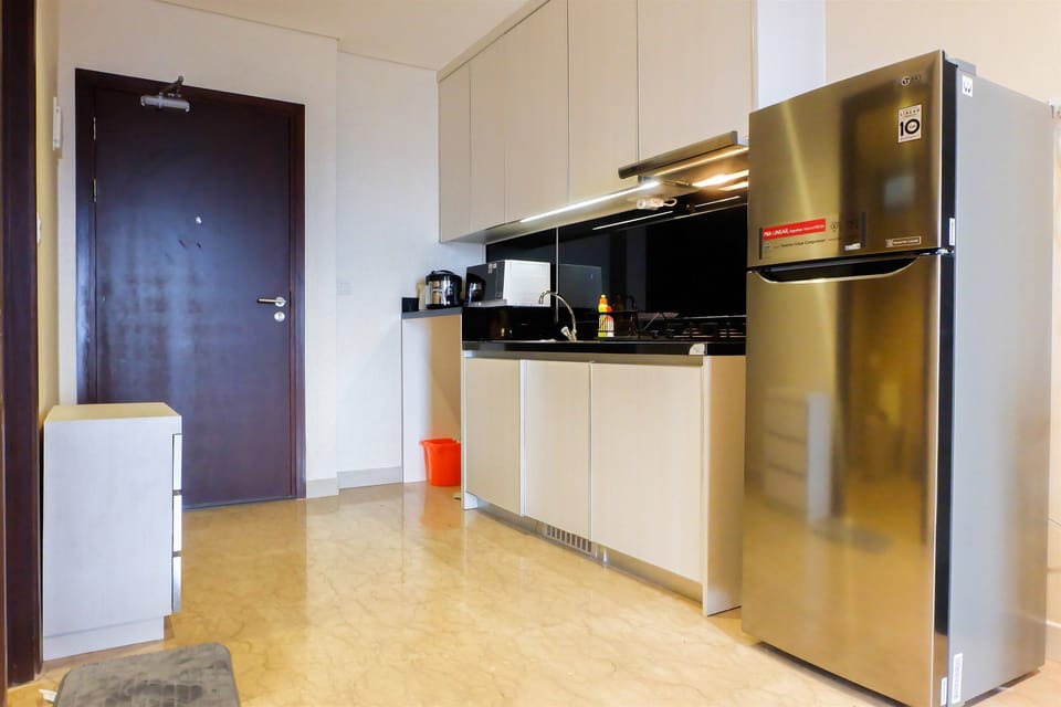 Room | Private kitchenette | Fridge, stovetop, cookware/dishes/utensils