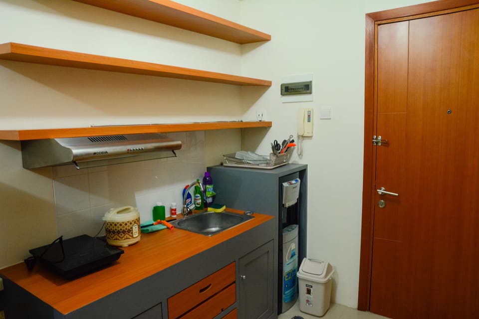 Room | Private kitchenette | Fridge, microwave, stovetop, cookware/dishes/utensils