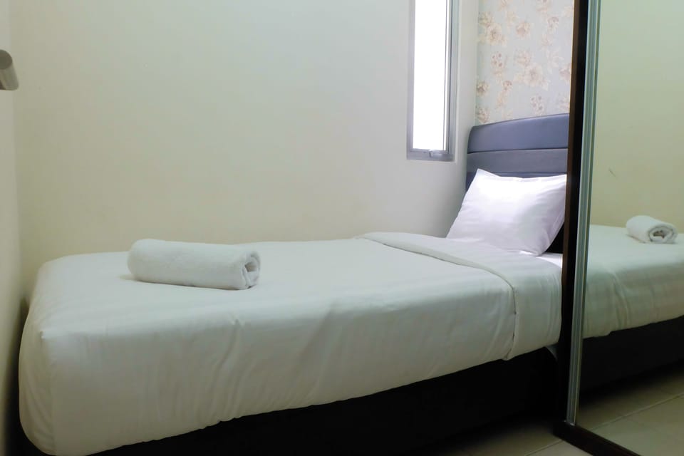 Room | 2 bedrooms, desk, bed sheets