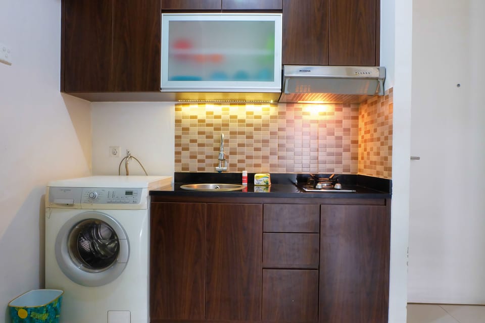 Room | Private kitchenette | Fridge, stovetop, cookware/dishes/utensils