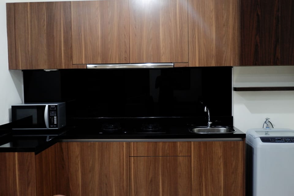 Room | Private kitchen | Fridge, microwave, stovetop, cookware/dishes/utensils