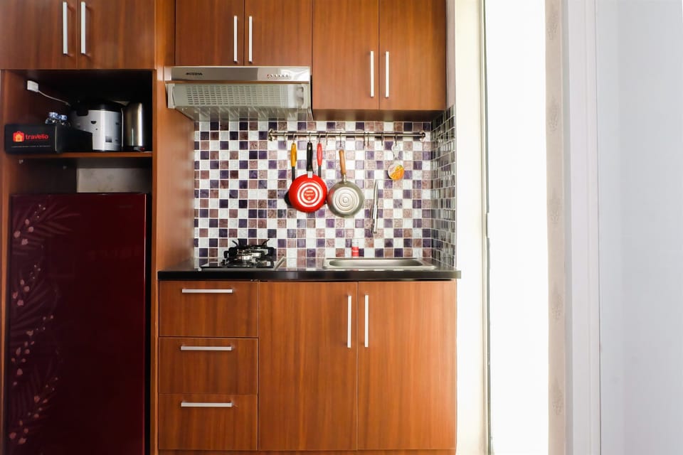 Room | Private kitchenette | Fridge, stovetop, cookware/dishes/utensils