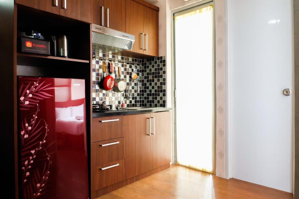 Room | Private kitchenette | Fridge, stovetop, cookware/dishes/utensils