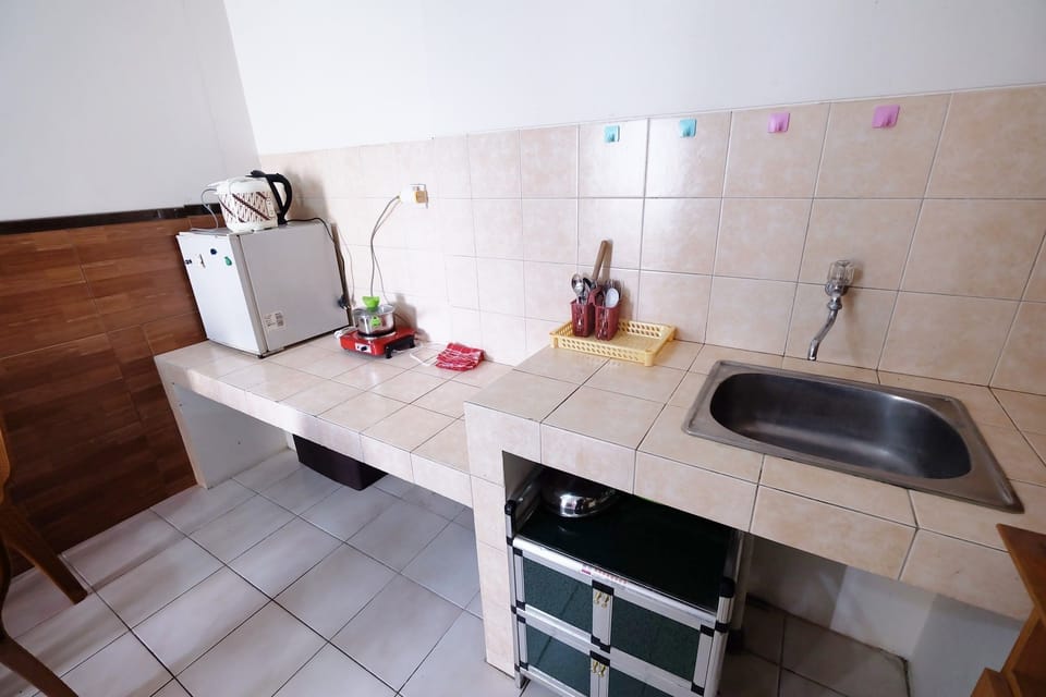 Room | Private kitchenette | Fridge, stovetop, cookware/dishes/utensils