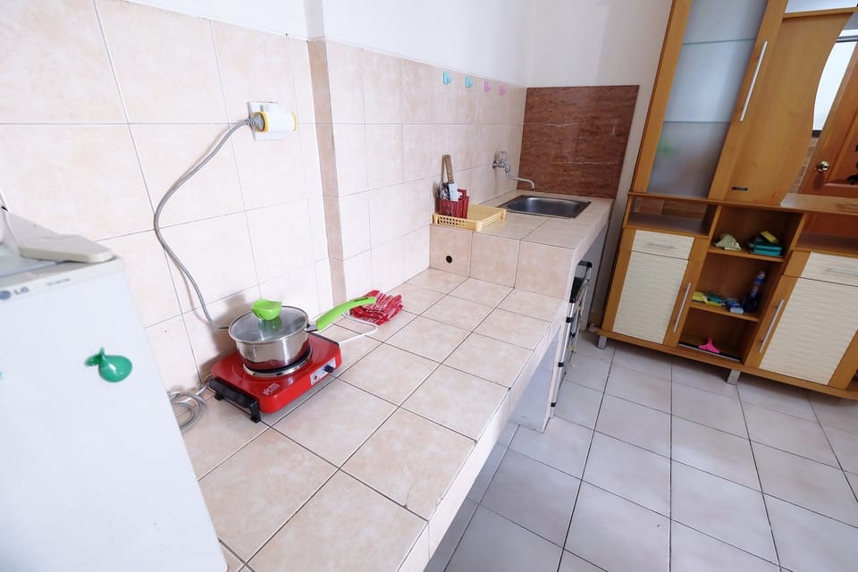 Room | Private kitchenette | Fridge, stovetop, cookware/dishes/utensils