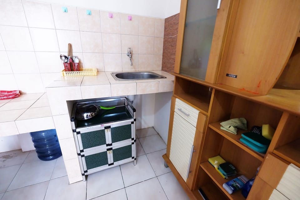 Room | Private kitchenette | Fridge, stovetop, cookware/dishes/utensils