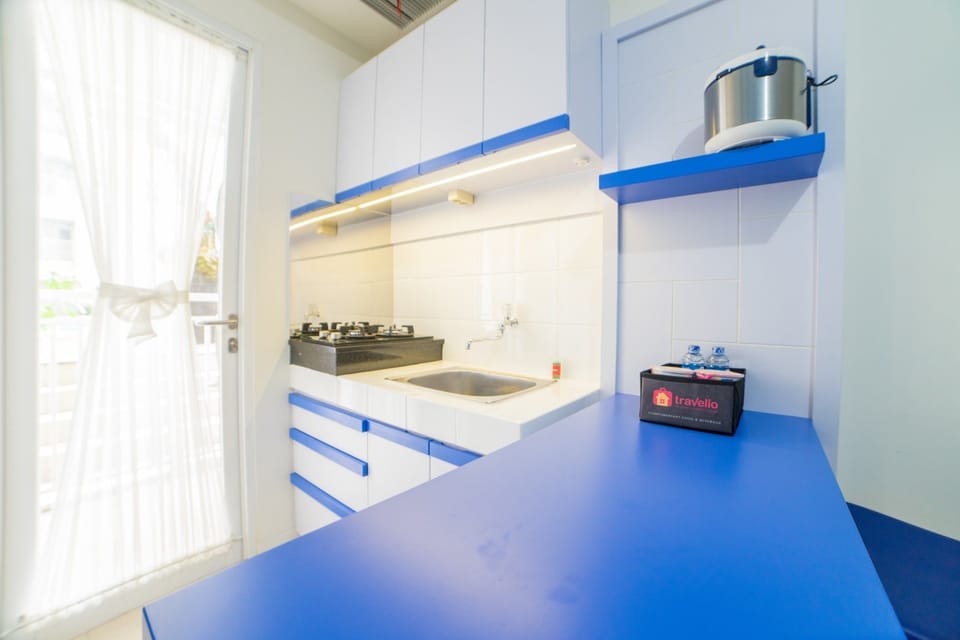 Room | Private kitchenette | Fridge, stovetop, cookware/dishes/utensils