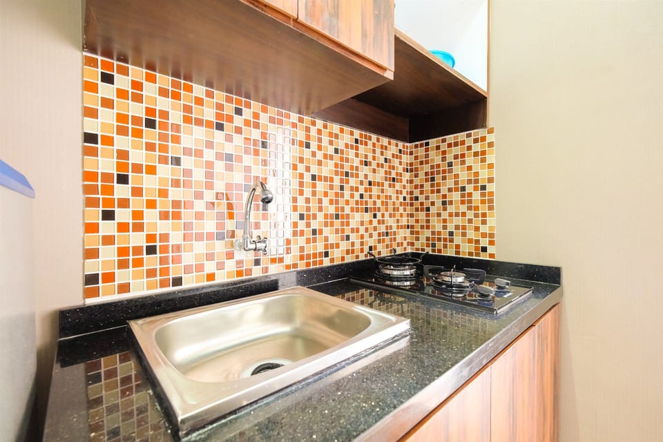 Room | Private kitchenette | Fridge, stovetop, cookware/dishes/utensils