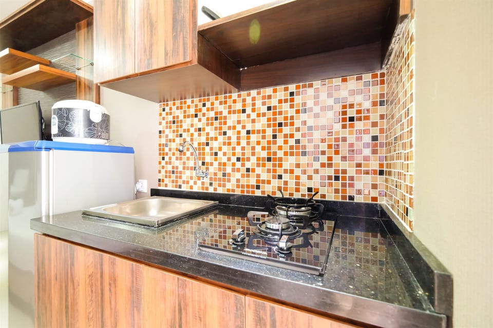 Room | Private kitchenette | Fridge, stovetop, cookware/dishes/utensils