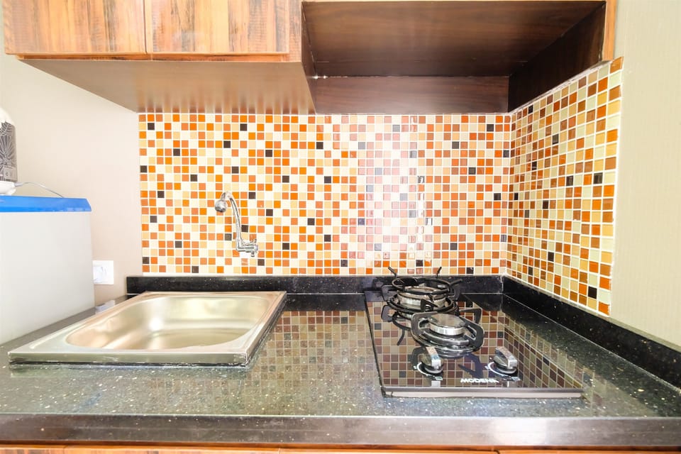 Room | Private kitchenette | Fridge, stovetop, cookware/dishes/utensils