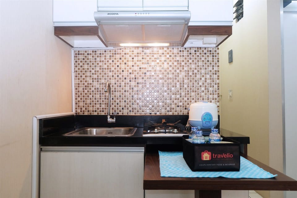 Room | Private kitchenette | Fridge, microwave, stovetop, cookware/dishes/utensils