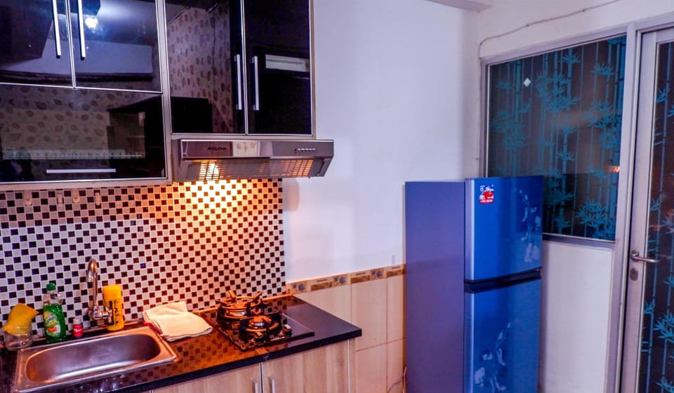 Room | Private kitchenette | Fridge, stovetop, cookware/dishes/utensils