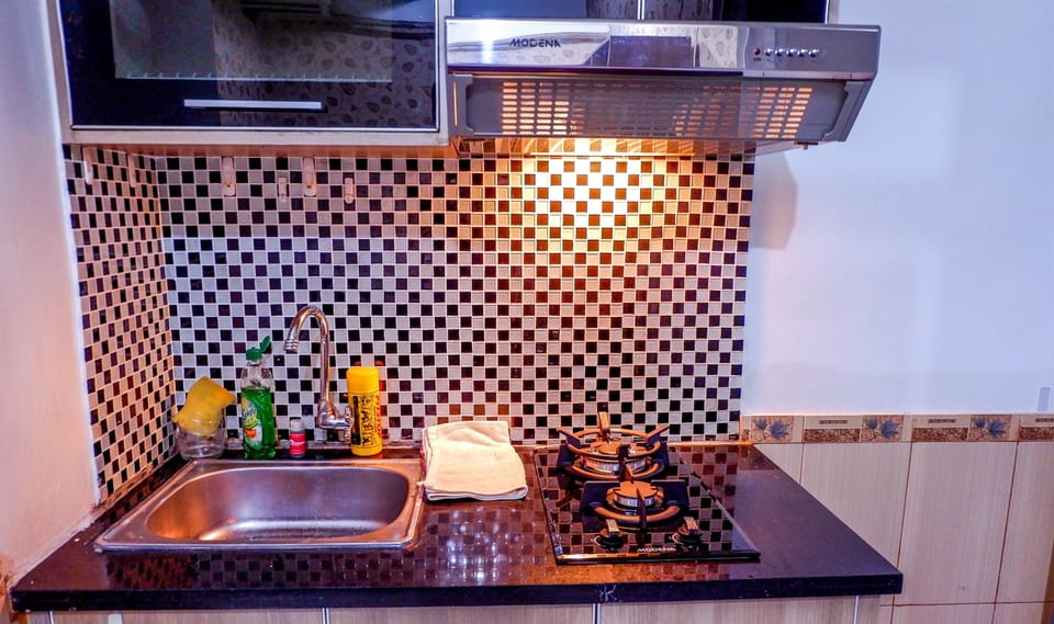 Room | Private kitchenette | Fridge, stovetop, cookware/dishes/utensils