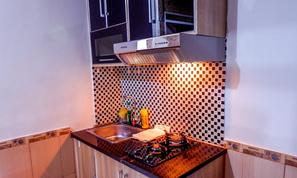 Room | Private kitchenette | Fridge, stovetop, cookware/dishes/utensils