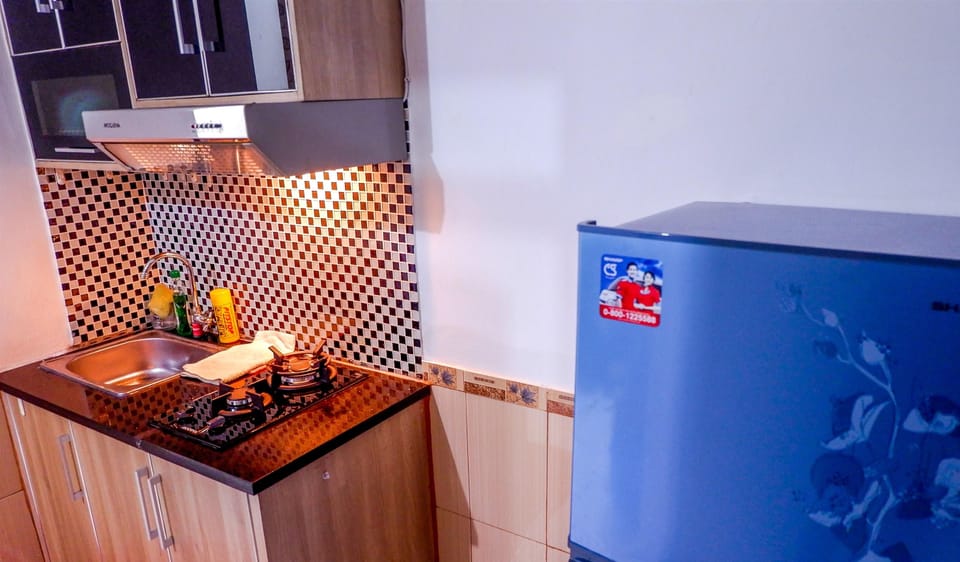 Room | Private kitchenette | Fridge, stovetop, cookware/dishes/utensils