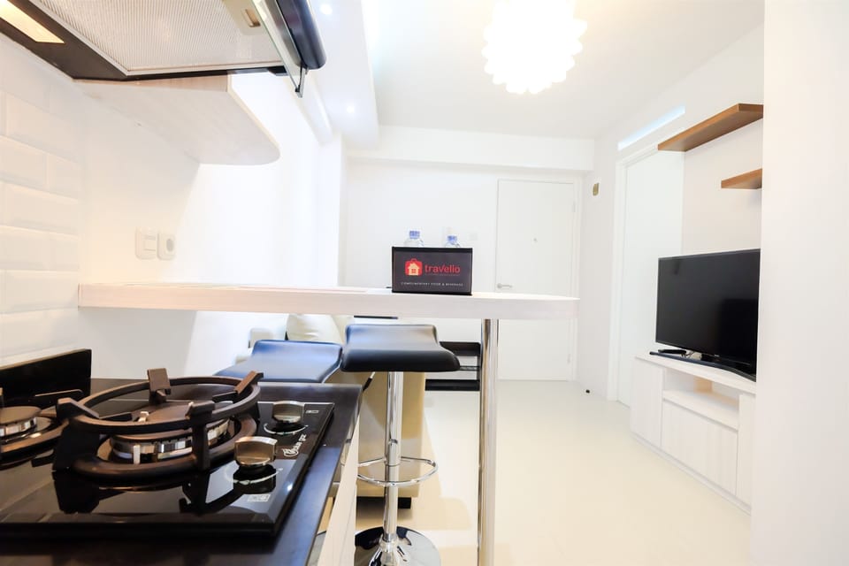 Room | Private kitchenette | Fridge, stovetop, electric kettle, cookware/dishes/utensils