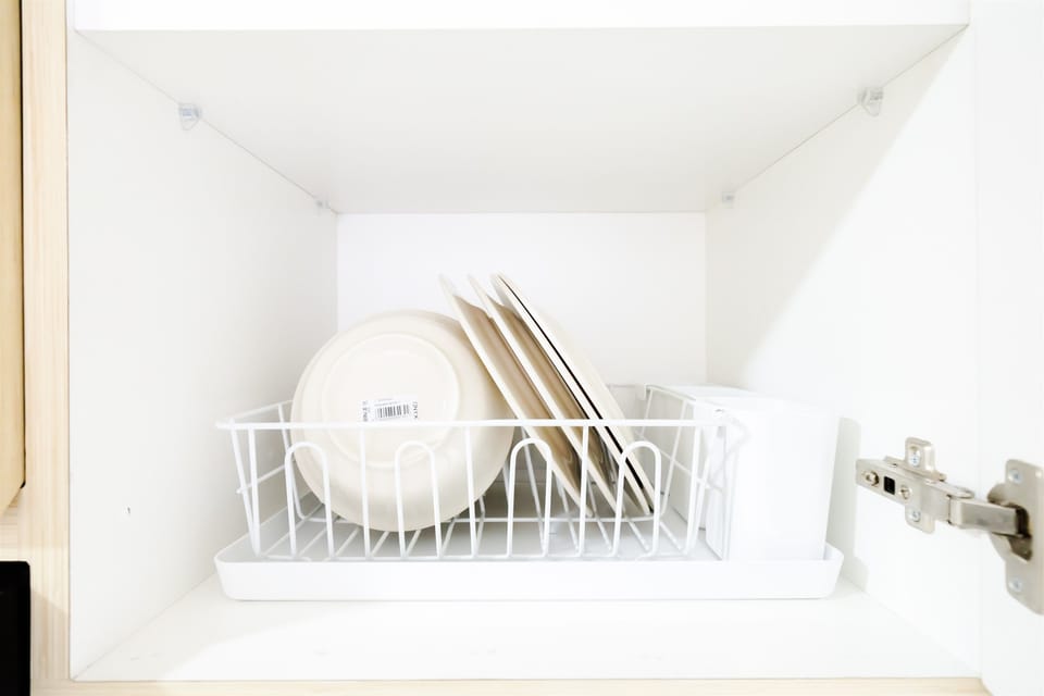 Room | Private kitchenette | Fridge, stovetop, cookware/dishes/utensils