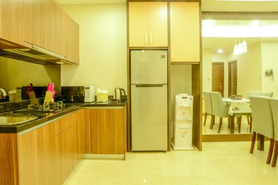 Room | Private kitchenette | Fridge, stovetop, cookware/dishes/utensils