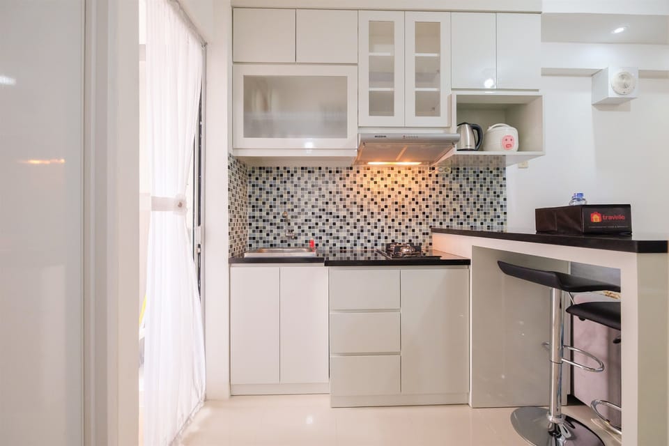 Room | Private kitchenette | Fridge, stovetop, cookware/dishes/utensils