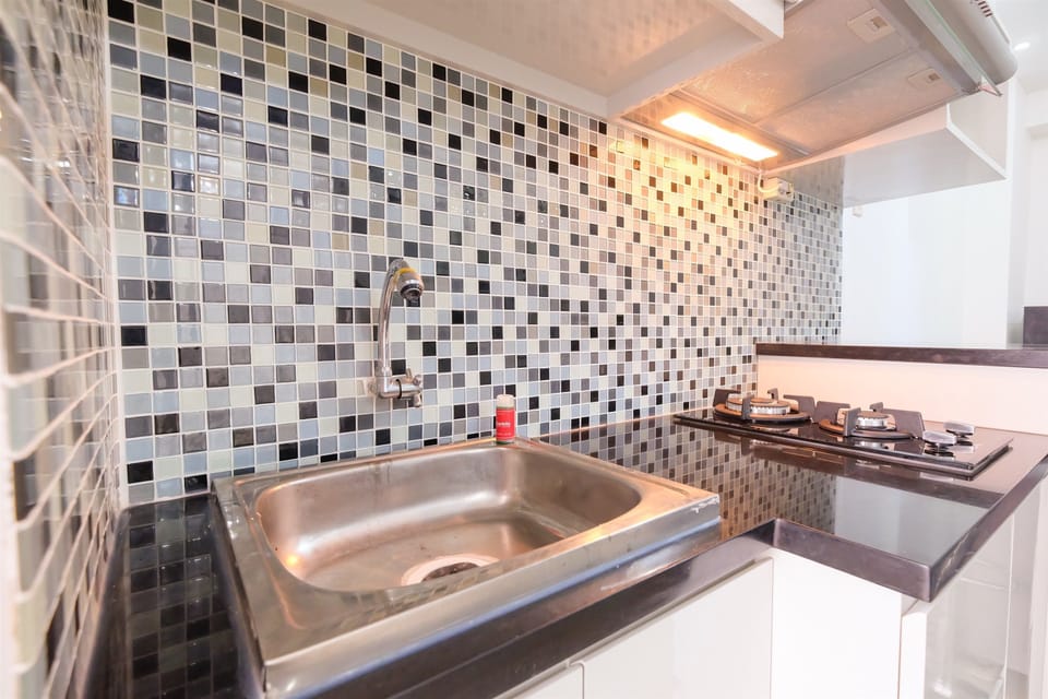Room | Private kitchenette | Fridge, stovetop, cookware/dishes/utensils