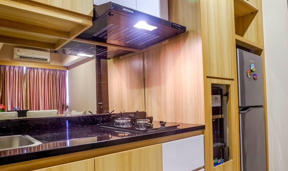 Room | Private kitchenette | Fridge, stovetop, cookware/dishes/utensils