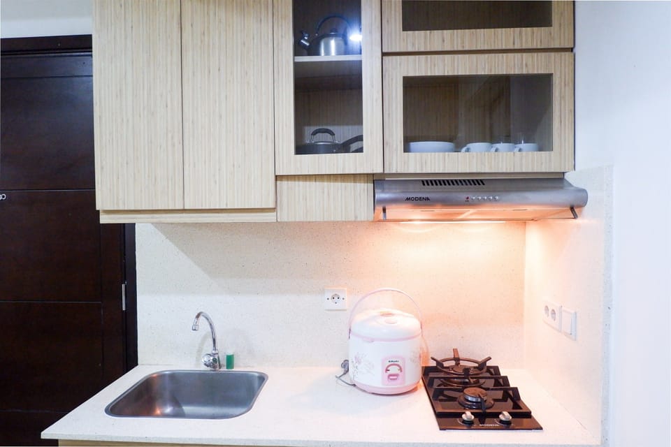 Room | Private kitchenette | Fridge, stovetop, cookware/dishes/utensils