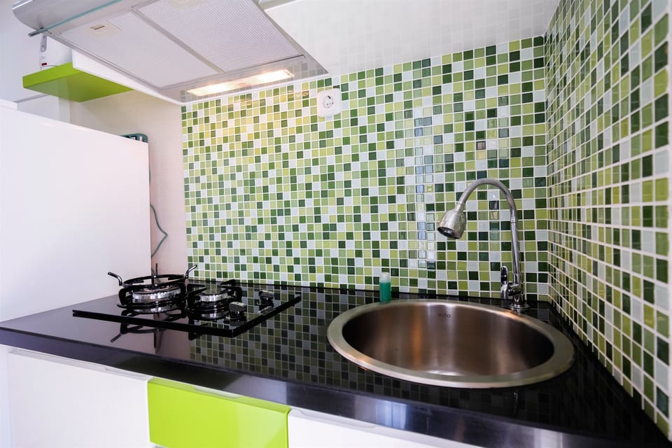 Room | Private kitchenette | Fridge, stovetop, cookware/dishes/utensils