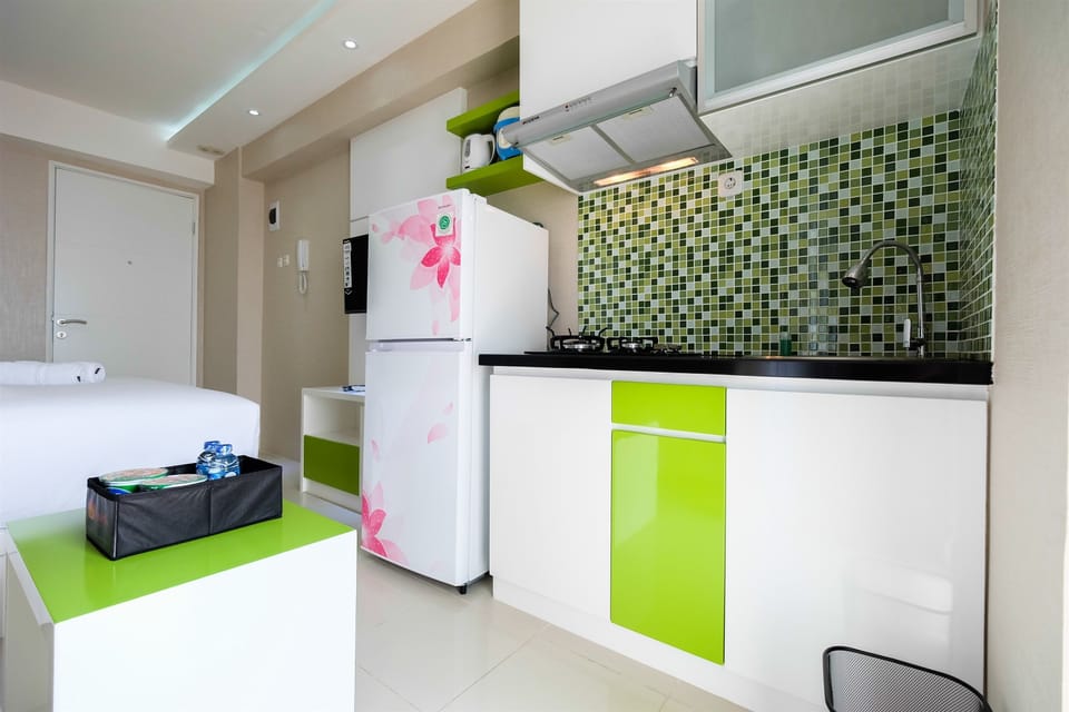 Room | Private kitchenette | Fridge, stovetop, cookware/dishes/utensils