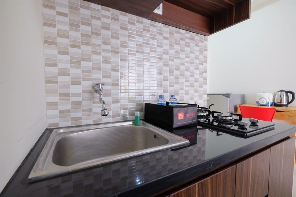 Room | Private kitchenette | Fridge, stovetop, electric kettle, cookware/dishes/utensils