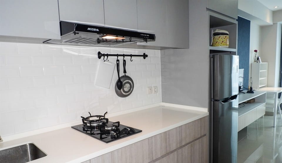 Room | Private kitchenette | Fridge, stovetop, cookware/dishes/utensils