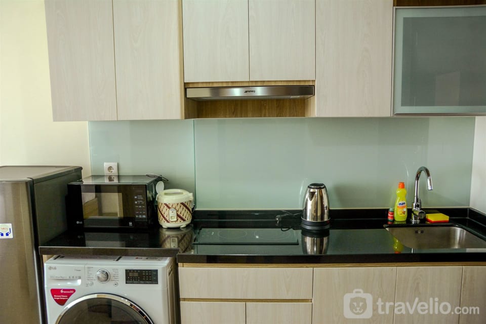 Room | Private kitchenette | Fridge, stovetop, cookware/dishes/utensils