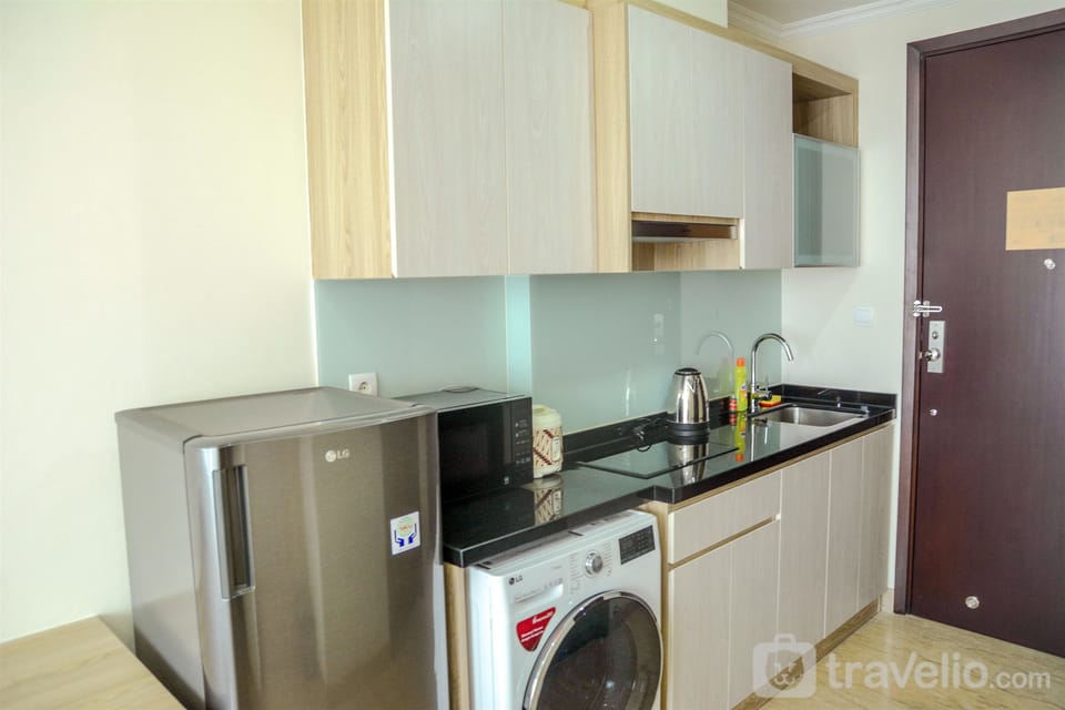 Room | Private kitchenette | Fridge, stovetop, cookware/dishes/utensils