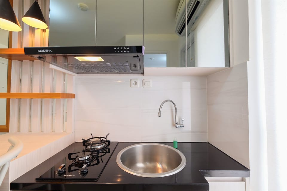 Room | Private kitchenette | Fridge, stovetop, cookware/dishes/utensils