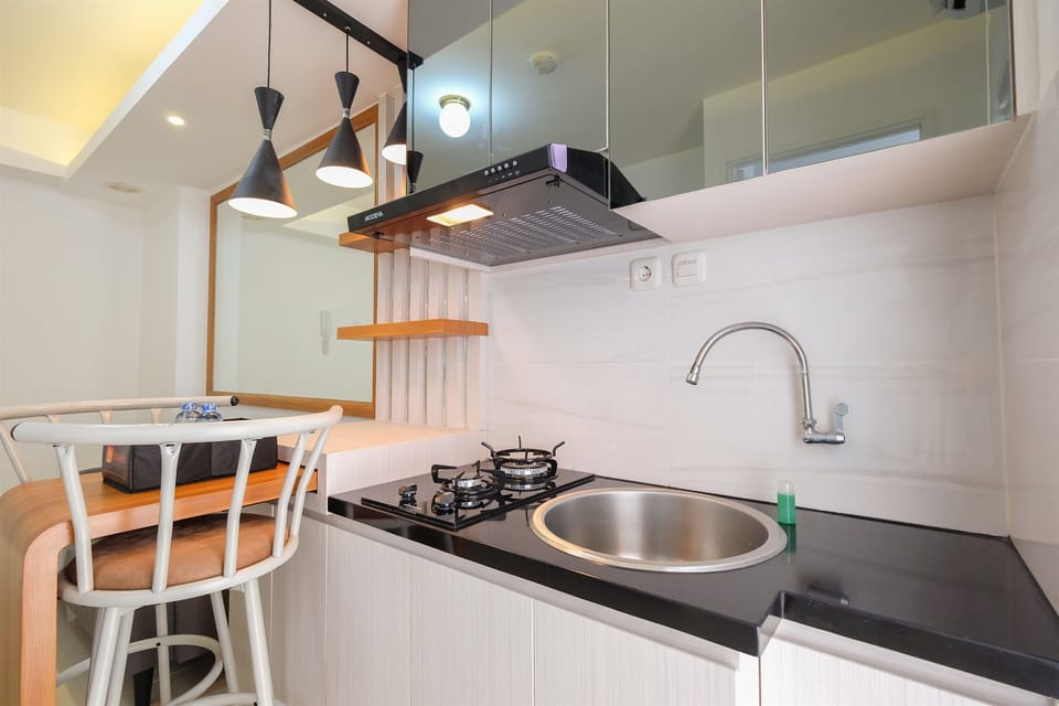 Room | Private kitchenette | Fridge, stovetop, cookware/dishes/utensils