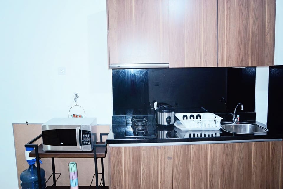 Room | Private kitchenette | Fridge, stovetop, cookware/dishes/utensils