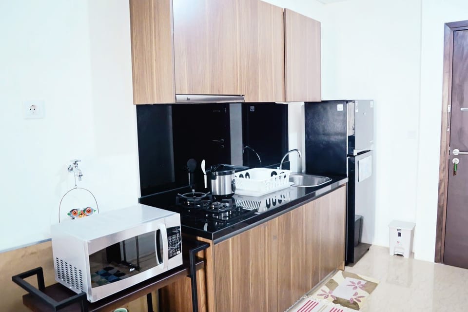 Room | Private kitchenette | Fridge, stovetop, cookware/dishes/utensils