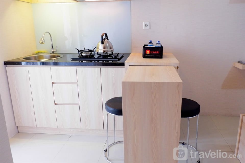 Room | Private kitchenette | Fridge, stovetop, cookware/dishes/utensils