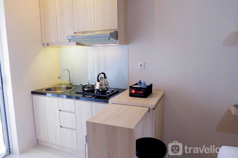 Room | Private kitchenette | Fridge, stovetop, cookware/dishes/utensils