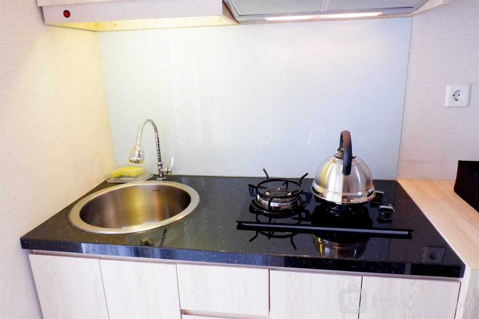 Room | Private kitchenette | Fridge, stovetop, cookware/dishes/utensils