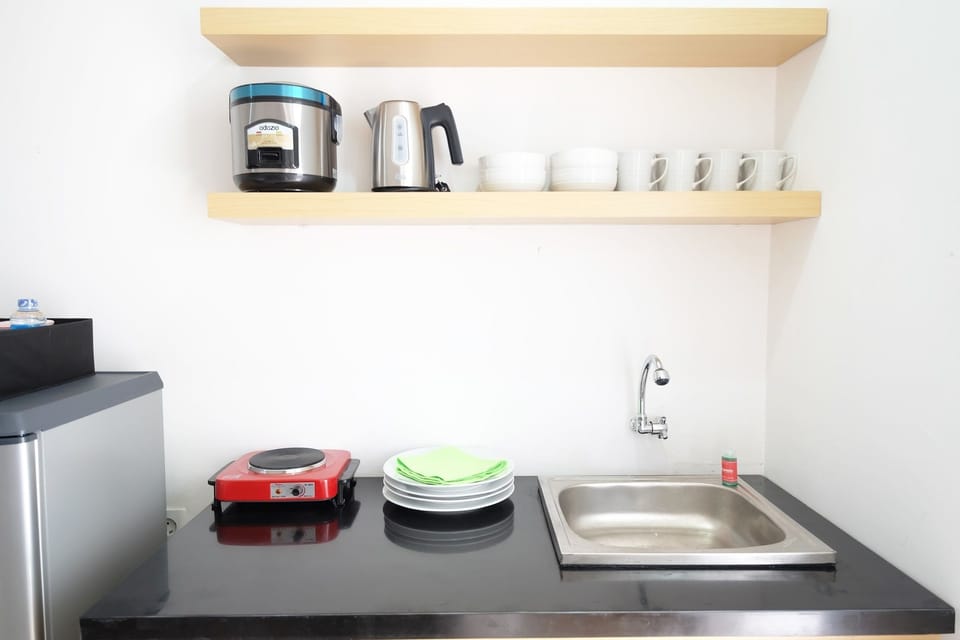 Room | Private kitchenette | Fridge, stovetop, electric kettle, cookware/dishes/utensils