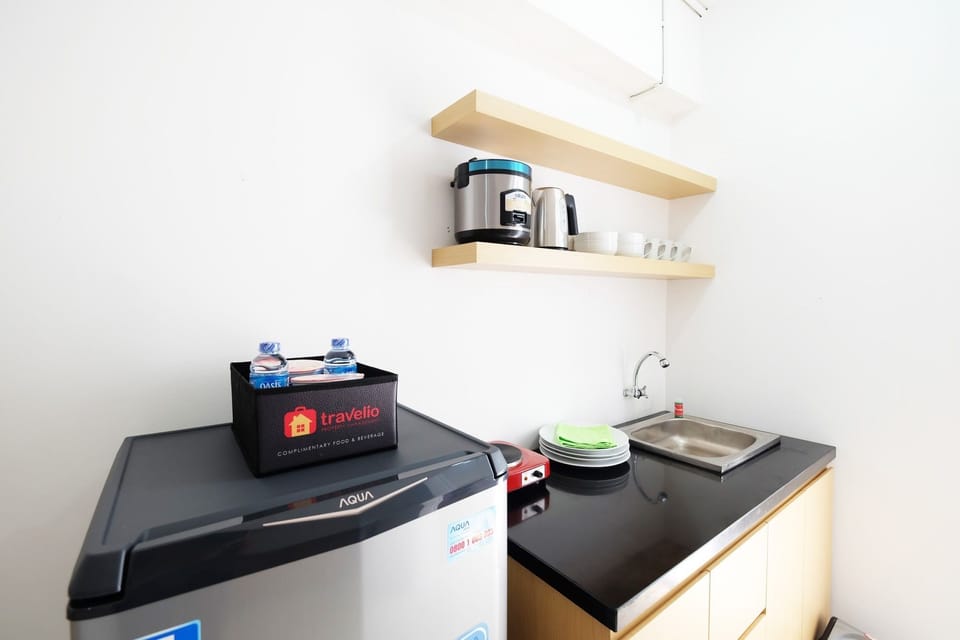 Room | Private kitchenette | Fridge, stovetop, electric kettle, cookware/dishes/utensils