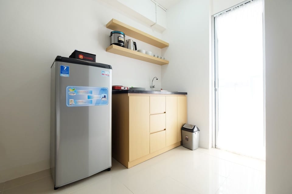 Room | Private kitchenette | Fridge, stovetop, electric kettle, cookware/dishes/utensils