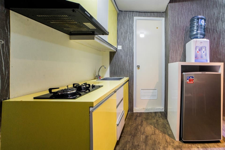 Room | Private kitchenette | Fridge, stovetop, cookware/dishes/utensils