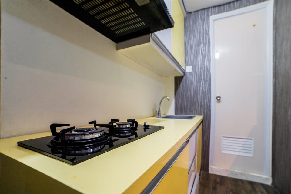 Room | Private kitchenette | Fridge, stovetop, cookware/dishes/utensils