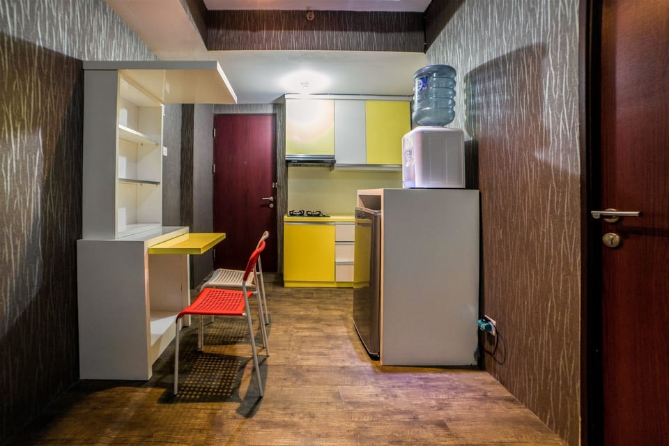 Room | Private kitchenette | Fridge, stovetop, cookware/dishes/utensils
