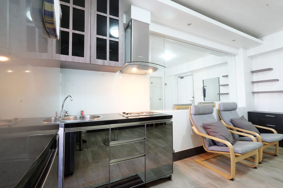 Room | Private kitchenette | Fridge, stovetop, cookware/dishes/utensils