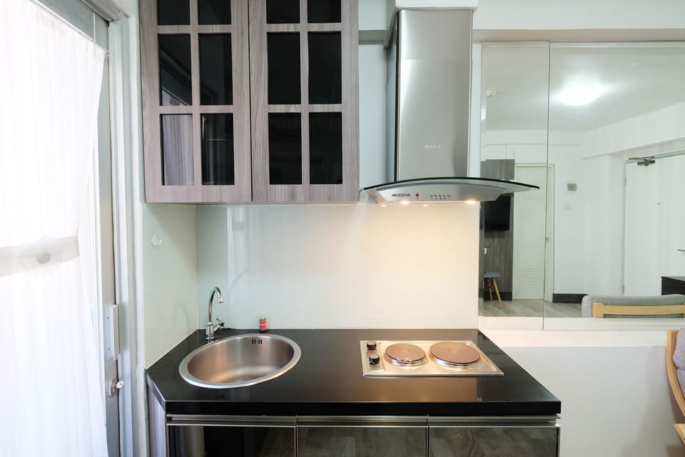 Room | Private kitchenette | Fridge, stovetop, cookware/dishes/utensils