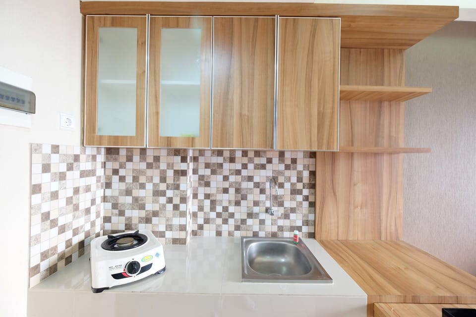 Room | Private kitchenette | Fridge, stovetop, electric kettle, cookware/dishes/utensils